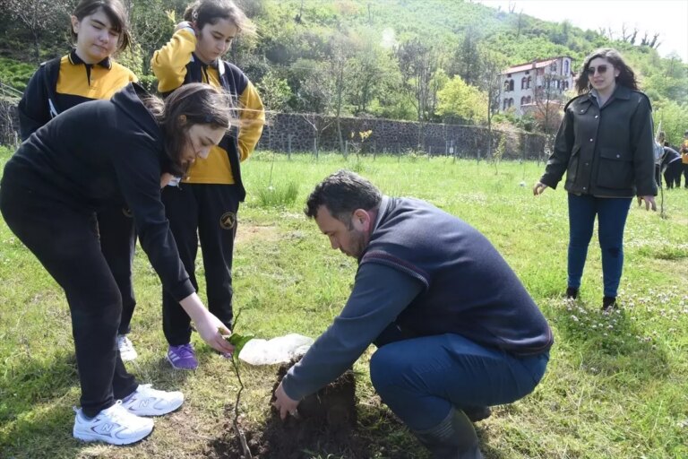 ogrenciler-halil-ercan-koroglu-anisina-fidan-dikti-GQ7WkrHB.jpg