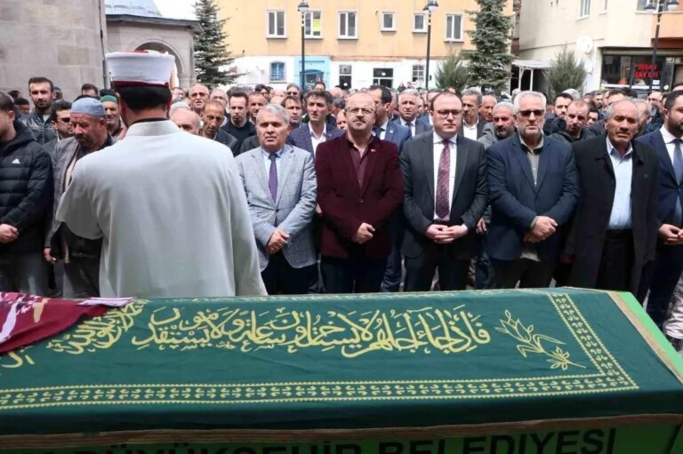 suna-tanasin-cenazesi-duzenlendi-KO421YyT.jpg