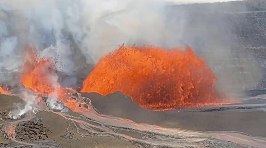 Aylardır aktif halde: Volkan 32. defa lav püskürttü