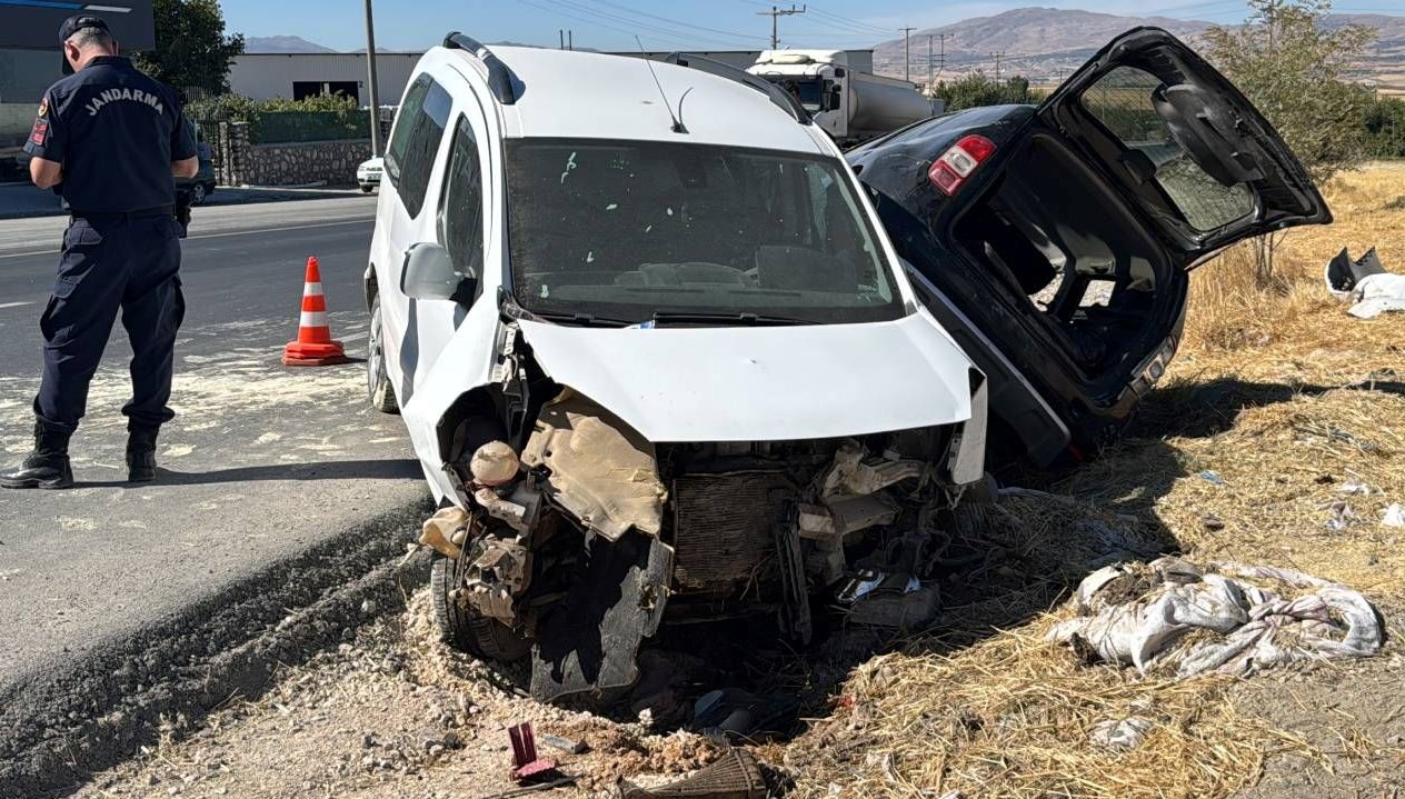 park halindeki hafif ticari araca carpti 3 kisi yaralandi 5SgHxcAP