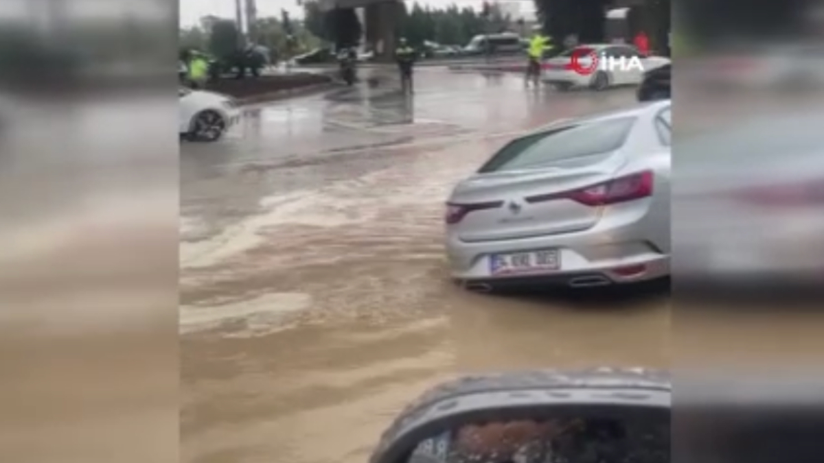 antalyada saganak aniden bastirdi araclar mahsur kaldi yyHK34Z4.jpg