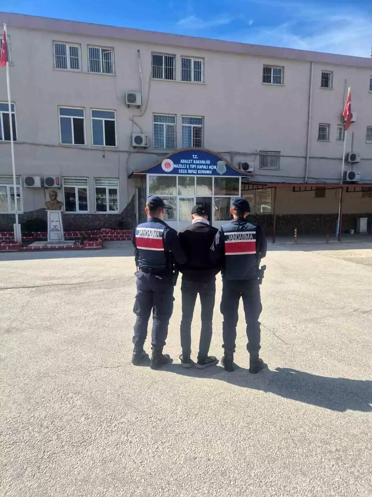 aranan hirsiz jandarma tarafindan yakalandi 8KM7zUNs.jpg