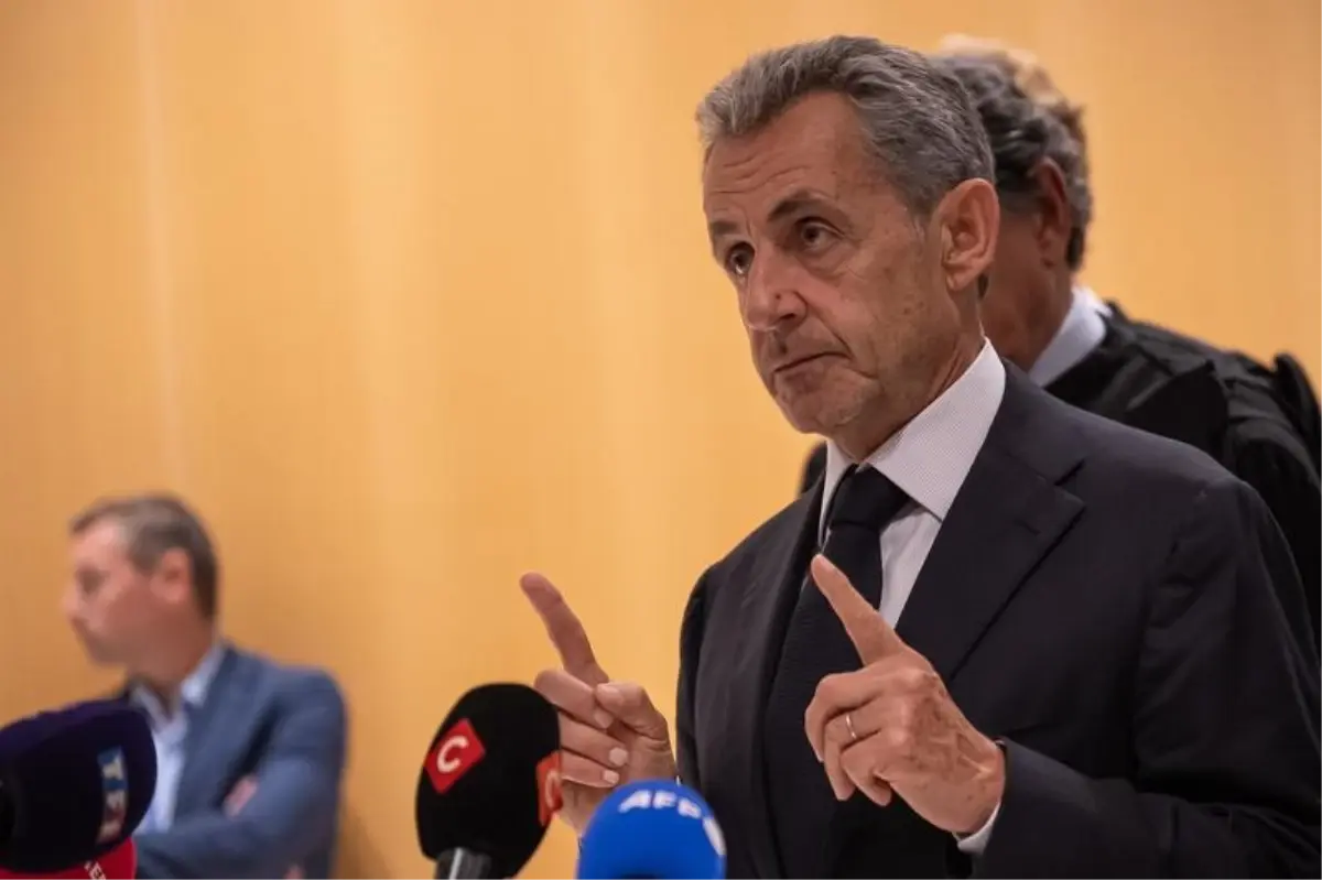 eski fransa cumhurbaskani sarkozy hapis cezasina girecek OLSLNxBf.jpg