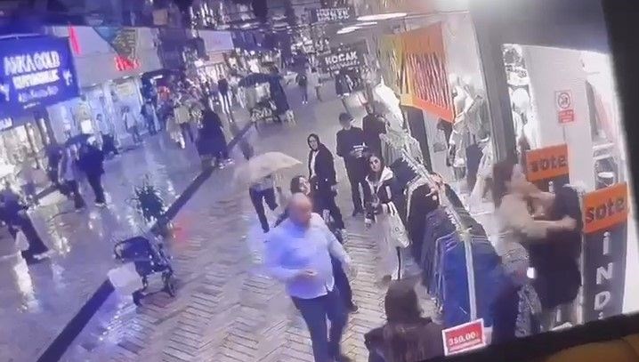 etek giyen universite ogrencisine saldiri gozaltina alindi MQmXlANz