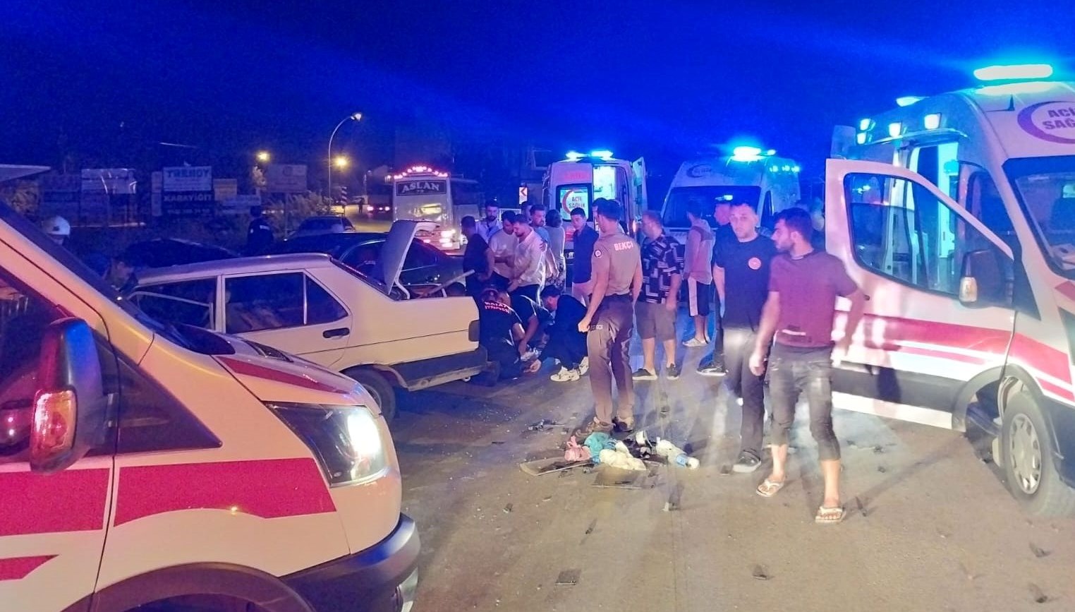 hatayda iki otomobil carpisti alti yarali J2hqLS4R