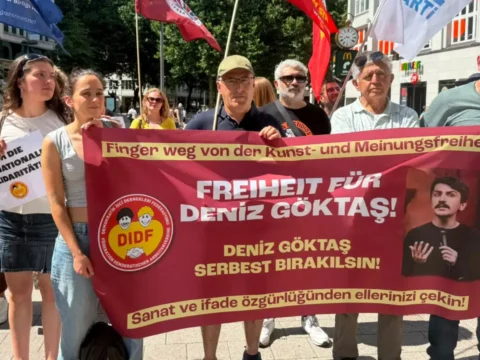 Hamburgda deniz goktasa destek protestosu kirF68AV