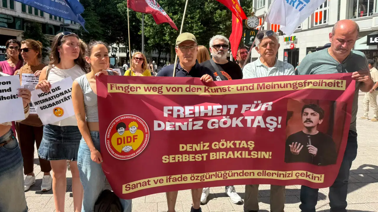 Hamburgda deniz goktasa destek protestosu kirF68AV